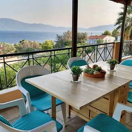 Villa Coastal Sea Charm - Sandi & Phil Home Nerotrivia