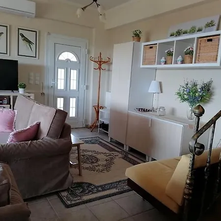 Villa Coastal Sea Charm - Sandi & Phil Home Nerotrivia
